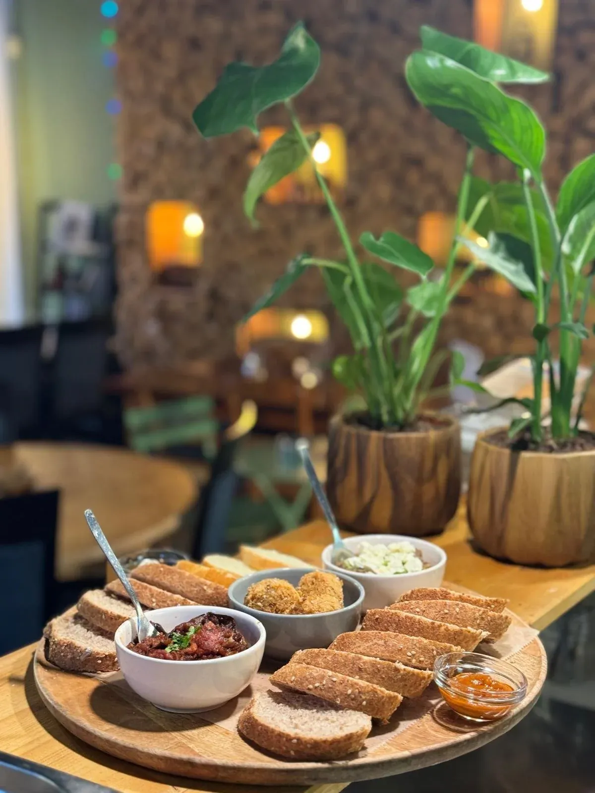 Sudanese borrelplank sharing board with bread and dips